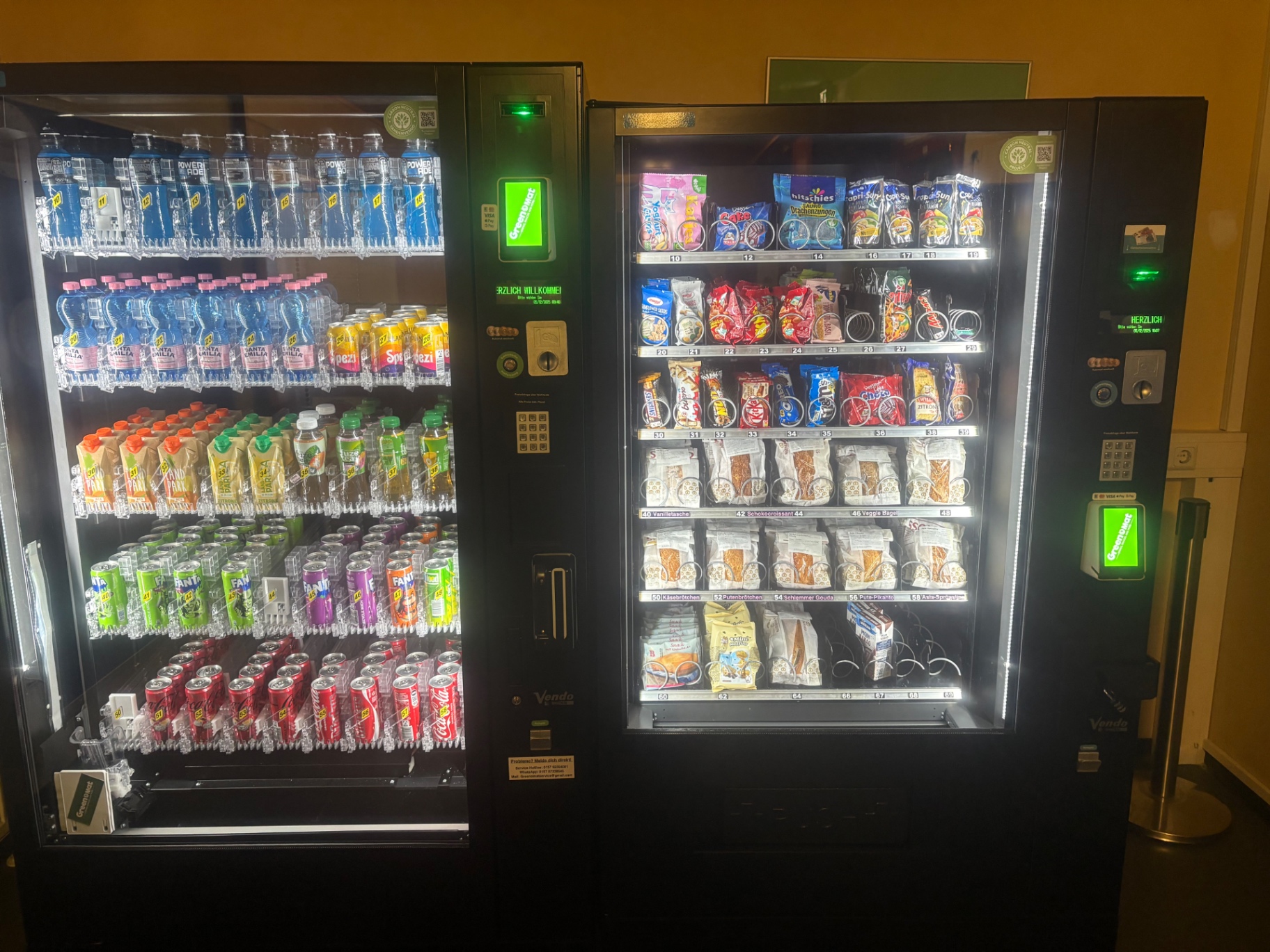 Greenomat Getränke- und Snackautomat nebeneinander aufgestellt