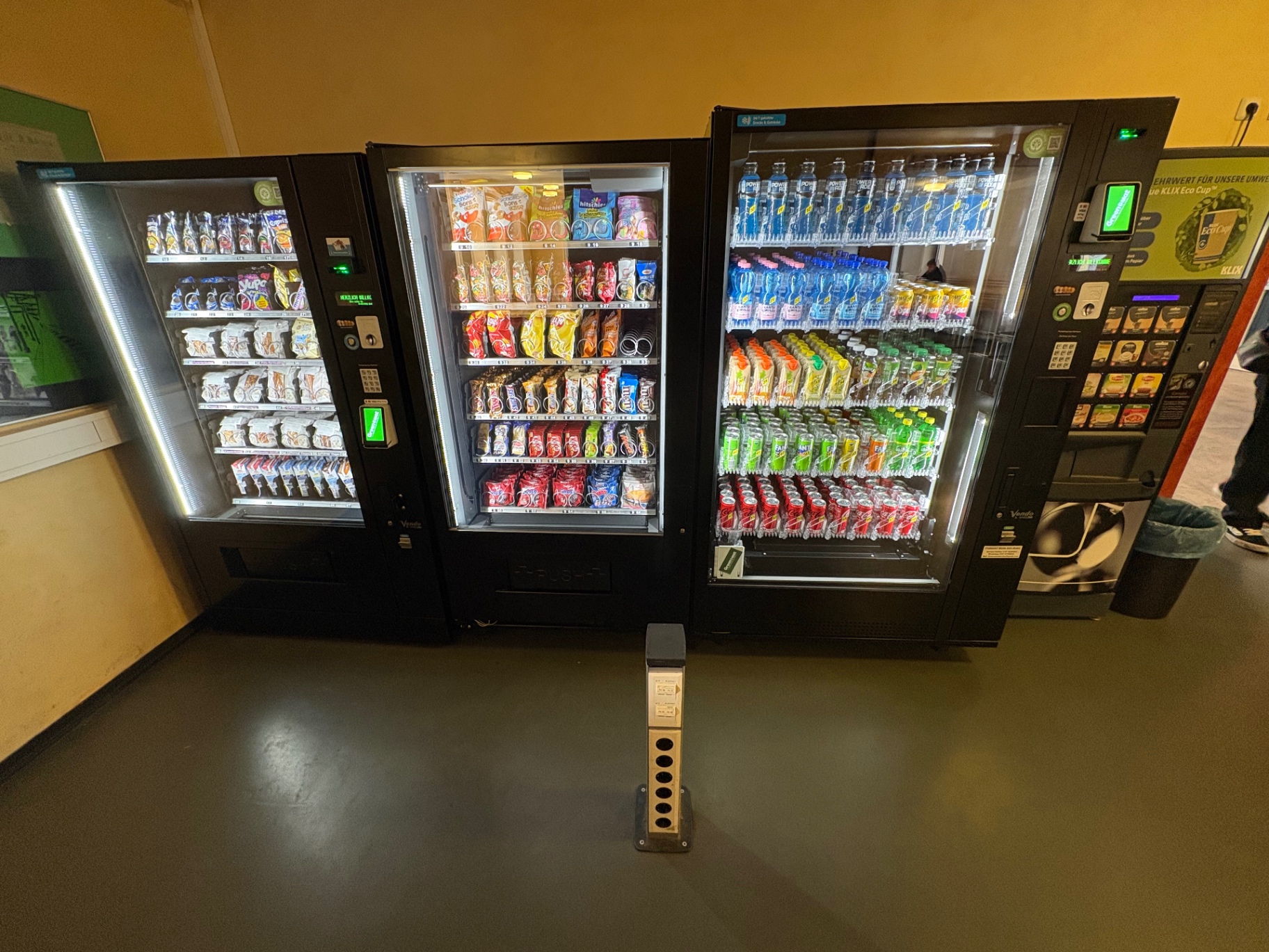 Vier Greenomat-Automaten in einer Reihe – Snack-, Getränke- und Kaffeeautomaten